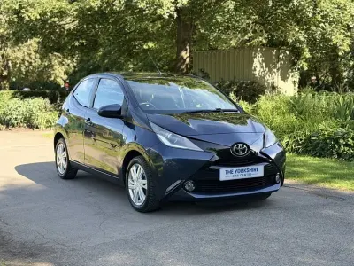 Used Toyota Aygo x-press 68 HP (50 kW) 2015 Blue Hatchback