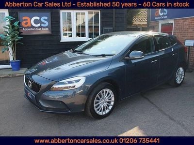 Used Volvo V40 Momentum 120 HP (88 kW) 2018 Blue Hatchback