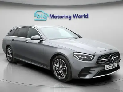 Usado Mercedes E300 AMG line 306 HP (225 kW) 2022 Cinzento Carrinha