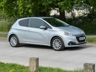 Używany Peugeot 208 Allure 82 KM (60 kW) 2015 Srebrny Hatchback