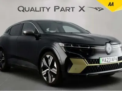 Begagnad Renault Megane E-Tech Iconic 160 kW (218 HK) 2023 Svart Halvkombi