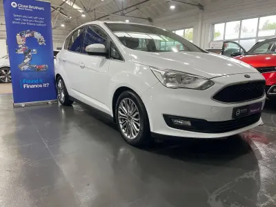 Begagnad Ford C-MAX Zetec 125 HK (91 kW) 2019 Vit Minibuss
