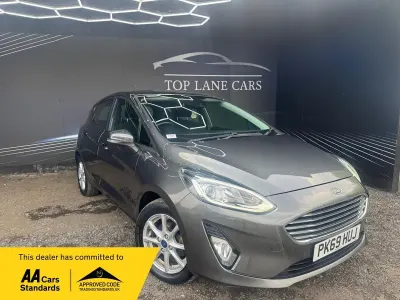 Usado Ford Fiesta Zetec 100 HP (73 kW) 2019 Cinzento Citadino