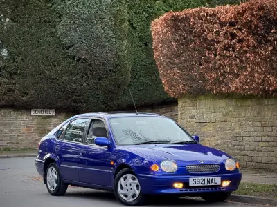 Usado Toyota Corolla 110 HP (80 kW) 1998 Azul Citadino