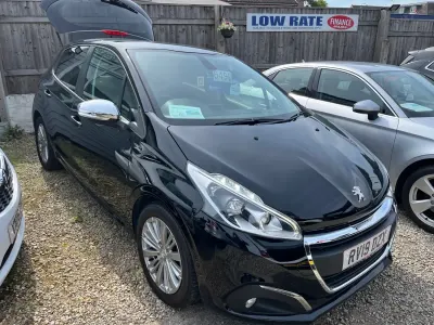 Used Peugeot 208 Signature Sky 82 HP (60 kW) 2019 Black Hatchback