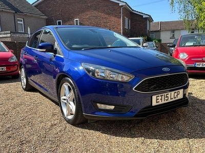 Begagnad Ford Focus Zetec 125 HK (91 kW) 2015 Blå Halvkombi