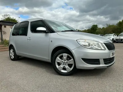 Usado Skoda Roomster SE 105 CV (77 kW) 2014 Plateado Monovolumen