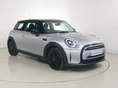 Usado Mini Cooper Classic 134 HP (98 kW) 2024 Prateado Citadino