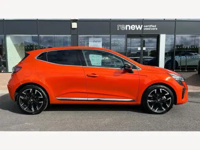 Used Renault Clio Techno 143 HP (105 kW) 2025 Special metallic  valencia orange  Hatchback