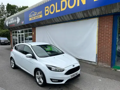 Used Ford Focus Zetec 125 HP (91 kW) 2015 White Hatchback