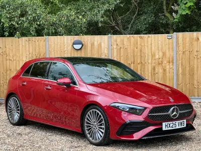 Käytetty Mercedes A200 AMG Line Premium Plus 2025 Punainen Viistoperä