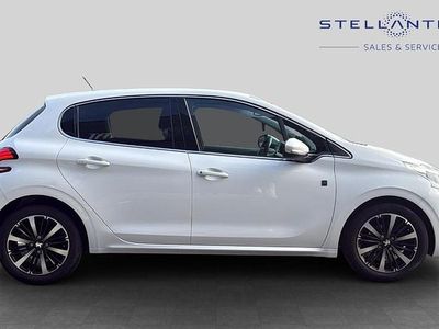 Used Peugeot 208 S 81 HP (59 kW) 2019 Yellow Hatchback