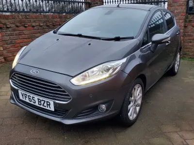Usado Ford Fiesta Titanium 75 HP (55 kW) 2015 Cinzento Citadino