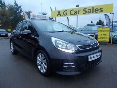 Begagnad Kia Rio 90 HK (66 kW) 2015 Svart Halvkombi
