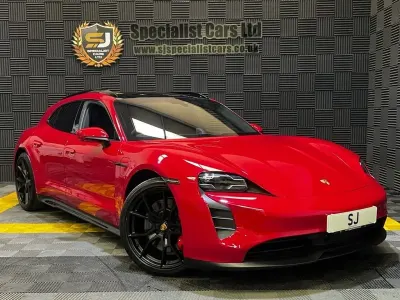Begagnad Porsche Taycan Performance Package 439 kW (598 HK) 2023 Röd Kombi