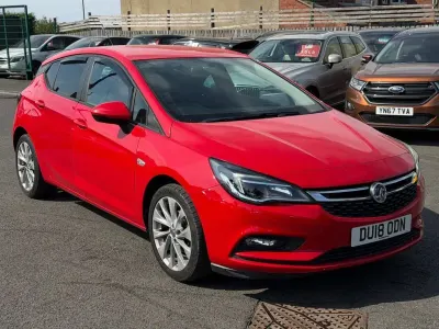 Used Vauxhall Astra Design Edition 100 HP (73 kW) 2018 Red Hatchback