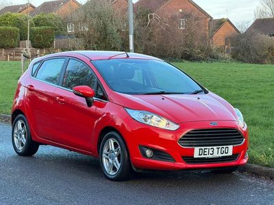 Begagnad Ford Fiesta Zetec 2013 Röd Halvkombi