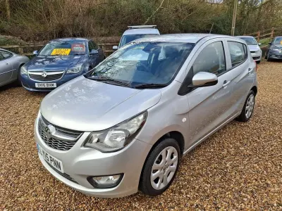 Usado Vauxhall Viva 75 HP (55 kW) 2015 Prateado Citadino