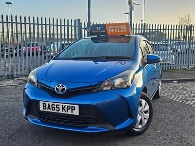 Used Toyota Yaris Multidrive S 99 HP (72 kW) 2015 Blue Hatchback