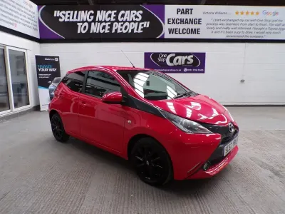 Usado Toyota Aygo x-style 69 HP (50 kW) 2017 Vermelho Citadino