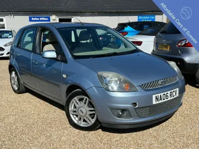 Usado Ford Fiesta Ghia 99 HP (72 kW) 2006 Azul Citadino