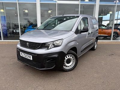 Begagnad Peugeot Partner Premium 102 HK (75 kW) 2023 Grå Minibuss