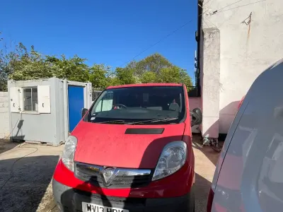 Usado Vauxhall Vivaro 90 HP (66 kW) 2013 Vermelho Monovolume