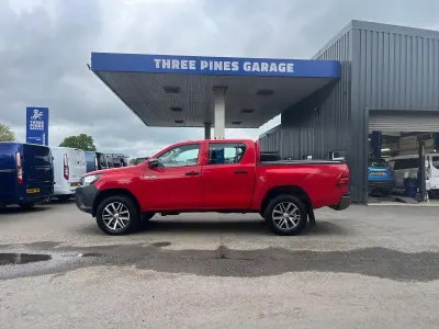 Used Toyota HiLux Active 150 HP (110 kW) 2019 Red Pickup