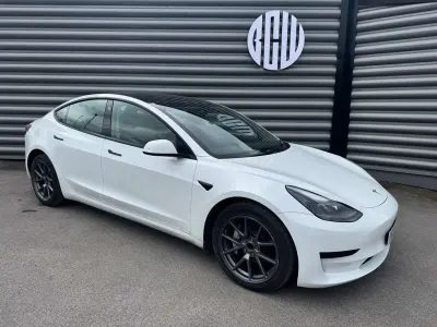 Używany Tesla Model 3 Standard Range 366 kW (498 KM) 2021 Biały Sedan/Limuzyna