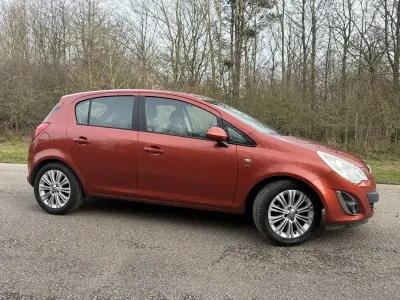 Begagnad Vauxhall Corsa 90 HK (66 kW) 2011 Orange Halvkombi