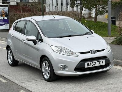 Usado Ford Fiesta Zetec 94 HP (69 kW) 2012 Prateado Citadino