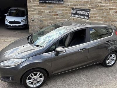 Usado Ford Fiesta Zetec 82 HP (60 kW) 2016 Cinzento Citadino