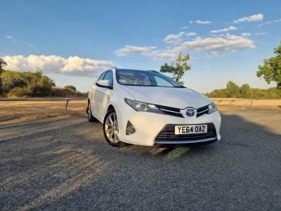 Used Toyota Auris Hybrid 2014 White Estate