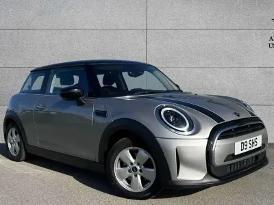 Usado Mini Cooper Classic 134 HP (98 kW) 2023 Prateado Citadino
