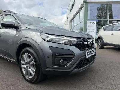 Usado Dacia Jogger Expression 141 CV (103 kW) 2023 Gris Monovolumen