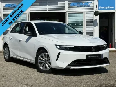 Used Vauxhall Astra Design Edition 130 HP (95 kW) 2023 White Hatchback