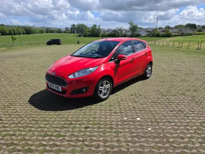 Begagnad Ford Fiesta Zetec 2013 Röd Halvkombi