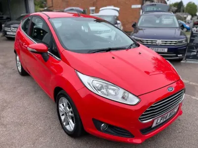 Używany Ford Fiesta Zetec 82 KM (60 kW) 2014 Czerwony Hatchback