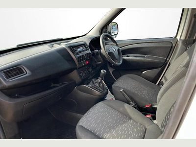 Used Vauxhall Combo 94 HP (69 kW) 2017 White MPV