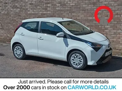 Begagnad Toyota Aygo X-play 71 HK (52 kW) 2021 Vit Halvkombi