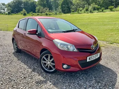 Used Toyota Yaris SR 99 HP (72 kW) 2013 Red Hatchback