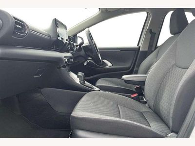 Used Toyota Yaris Hybrid Design 116 HP (85 kW) 2022 White Hatchback