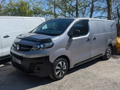 Usado Vauxhall Vivaro Edition 100 HP (73 kW) 2019 Cinzento Monovolume