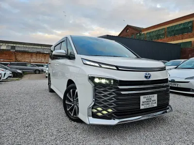 Begagnad Toyota Noah 2022 Vit Minibuss