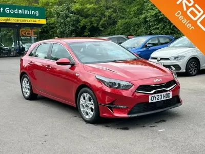 Usado Kia Ceed 2023 Rojo Utilitario