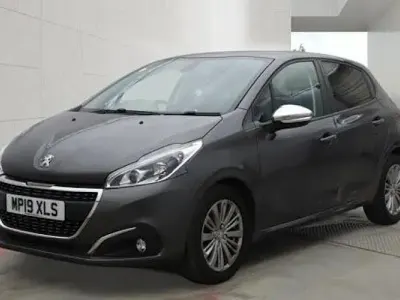 Used Peugeot 208 Signature Sky 82 HP (60 kW) 2019 Grey Hatchback