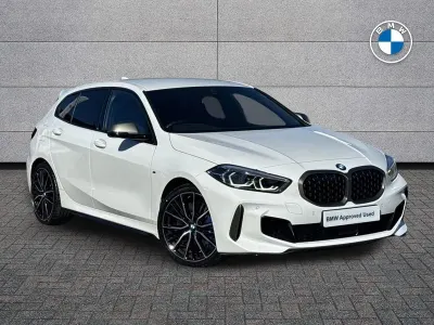 Begagnad BMW M135 Shadowline 306 HK (225 kW) 2021 Vit Halvkombi