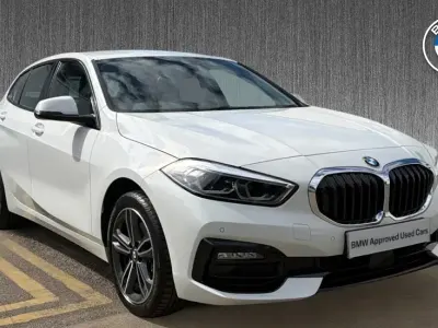 Usado BMW 118 Sport Line 134 CV (98 kW) 2023 Blanco Utilitario