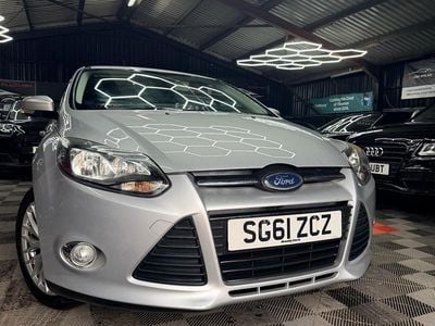 Used Ford Focus Zetec 125 HP (91 kW) 2011 Silver Hatchback