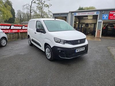 Begagnad Peugeot Partner 131 HK (96 kW) 2021 Vit Minibuss